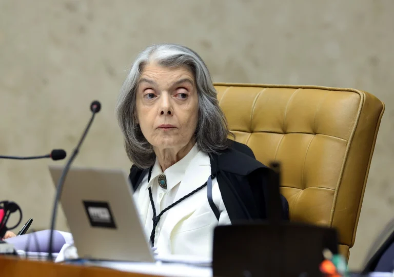 Cármen critica “espetacularização” de sessão: “Faz mal ao STF e ao país”