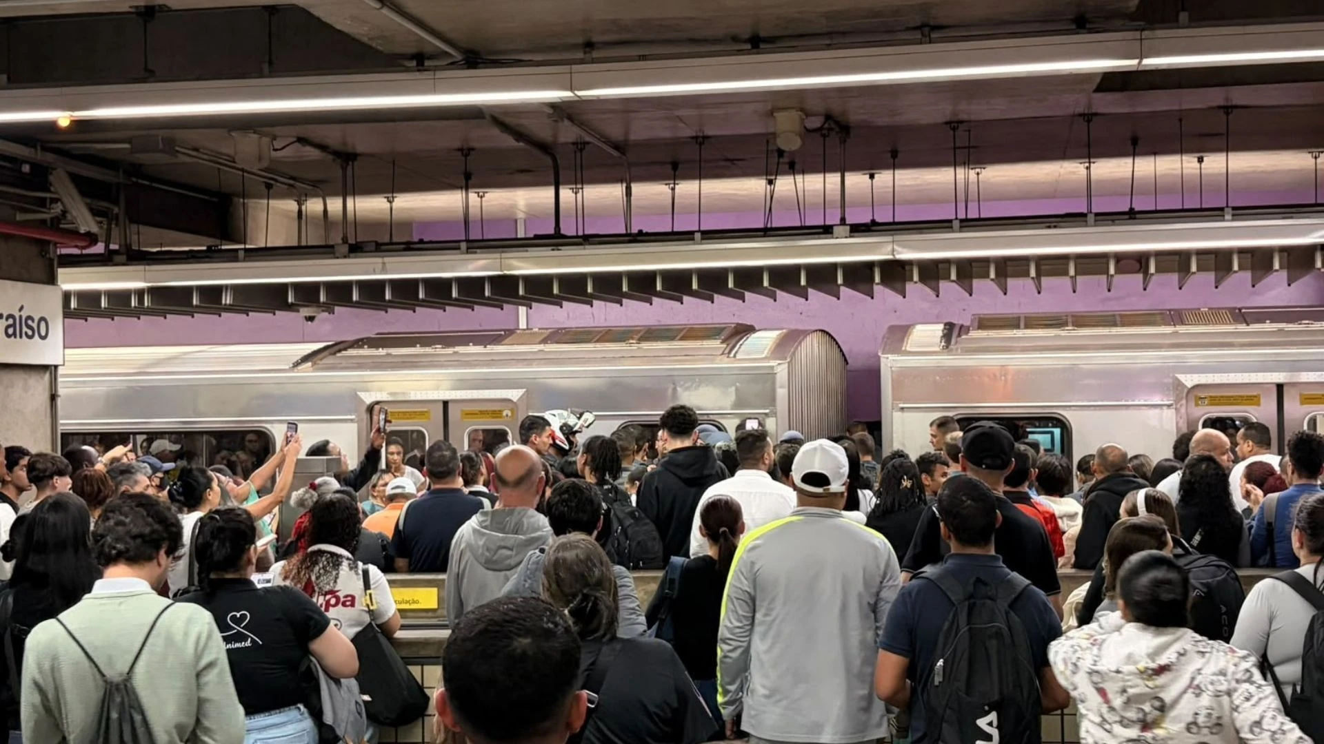 Homem tenta fugir pelos trilhos do metrô após roubo no Paraíso, em SP