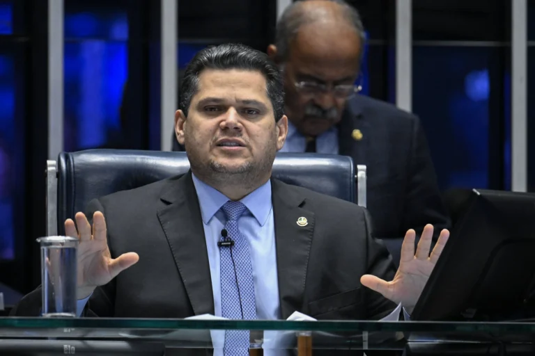 Alcolumbre afirma que votação da PEC 6×1 ficará para depois das eleições