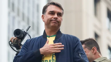 Entorno de Flávio reage e critica timing de ação da PF sobre Dark Horse