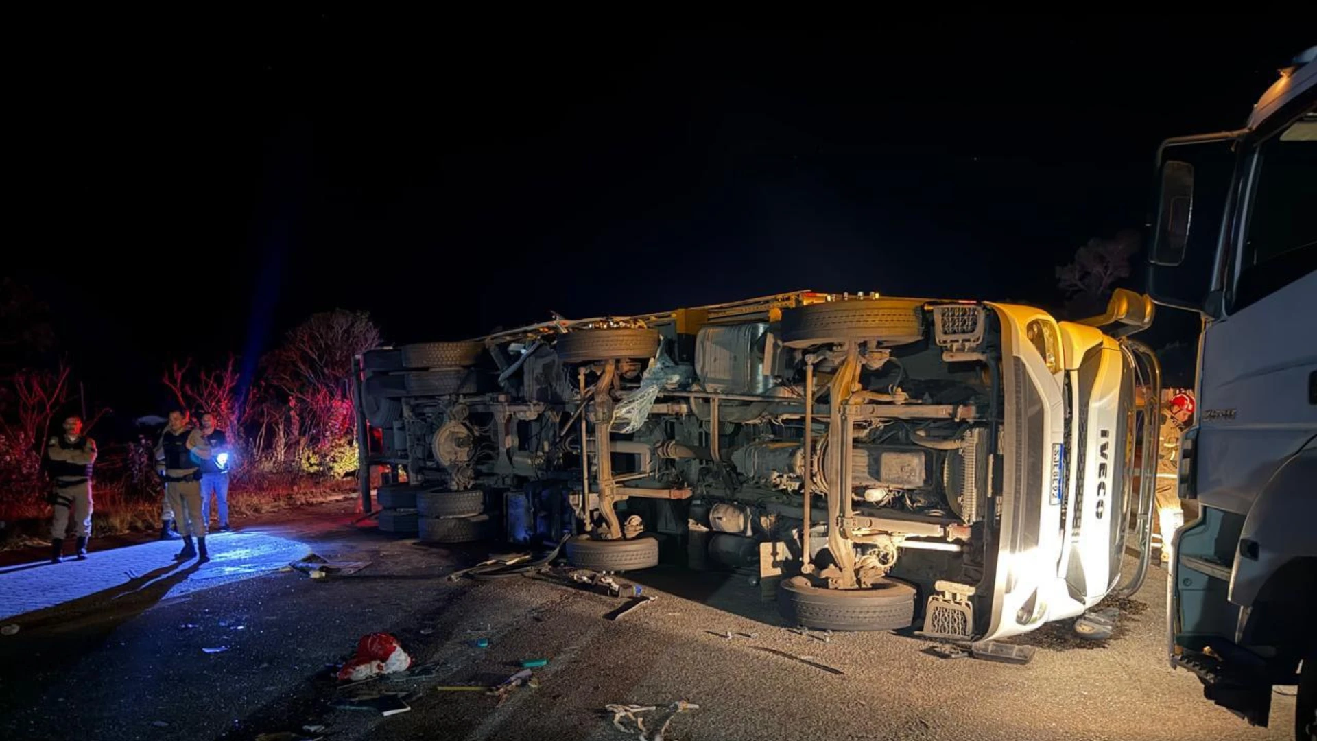 Colisão entre ônibus e carreta deixa seis mortos e mais de 40 feridos em MG
