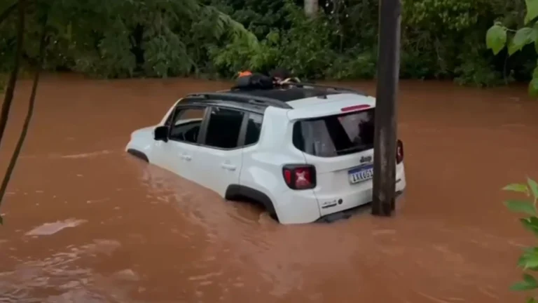 Vídeo: casal é resgatado de carro arrastado pela correnteza no RS