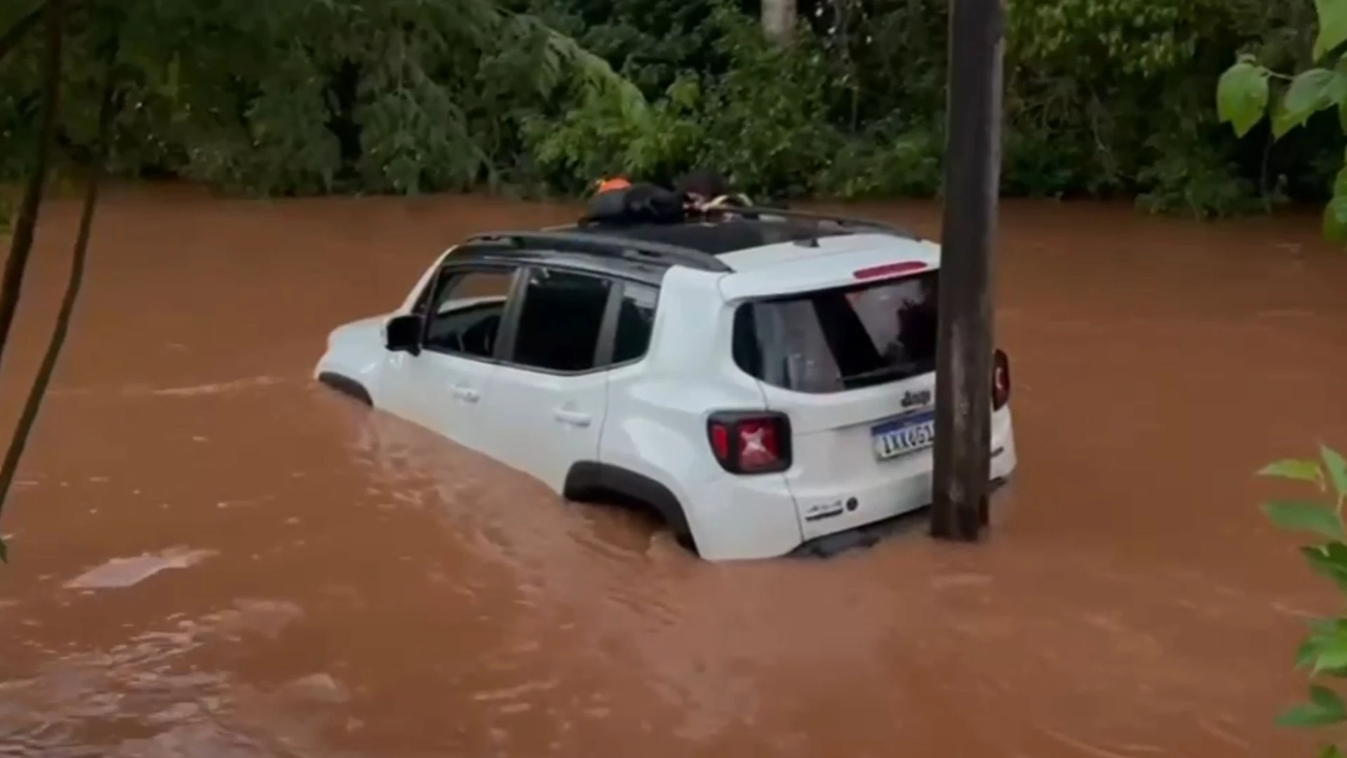 Vídeo: casal é resgatado de carro arrastado pela correnteza no RS