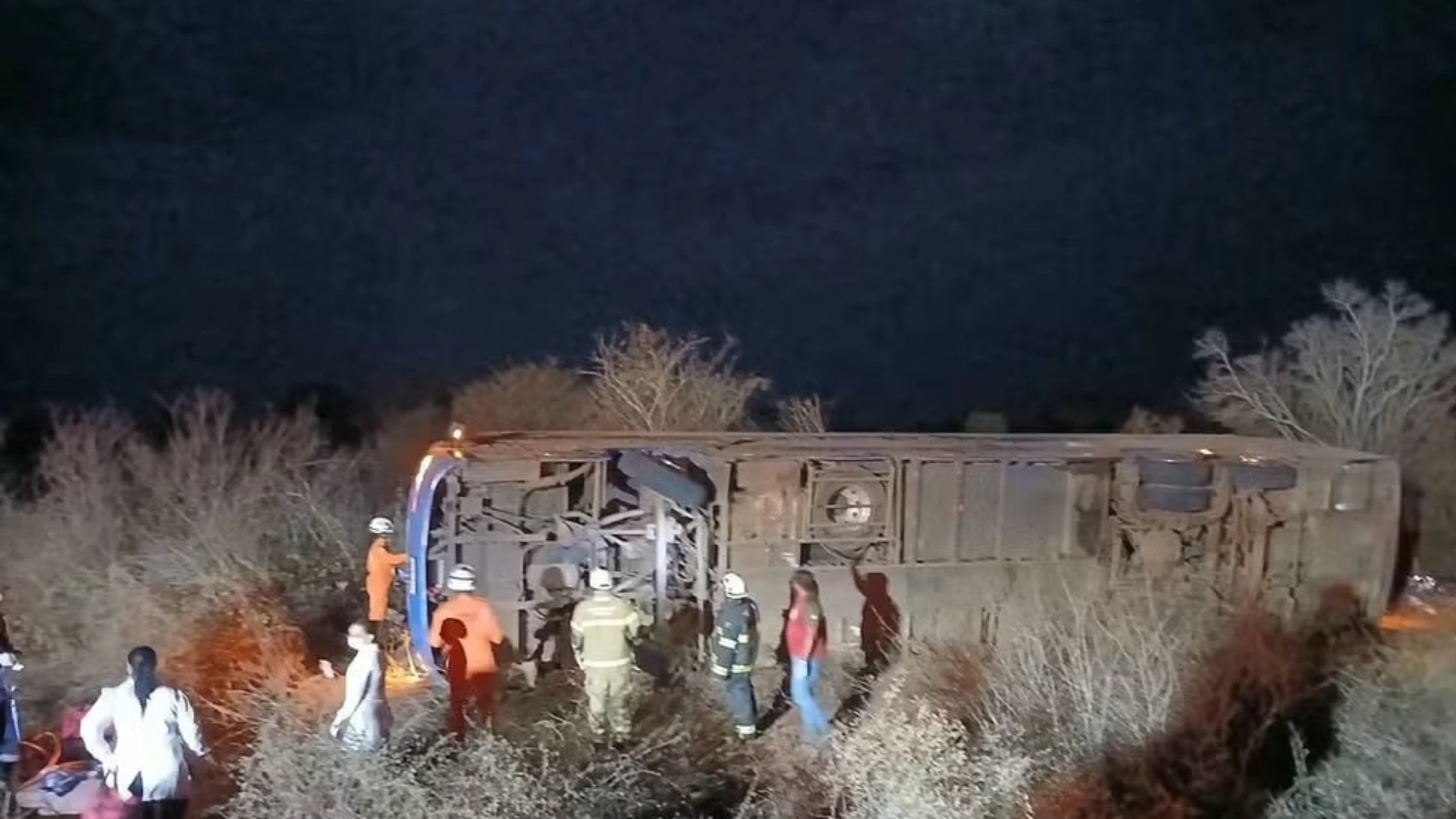 Acidente deixa mortos e feridos após ônibus tombar na região da Chapada Diamantina, na Bahia
