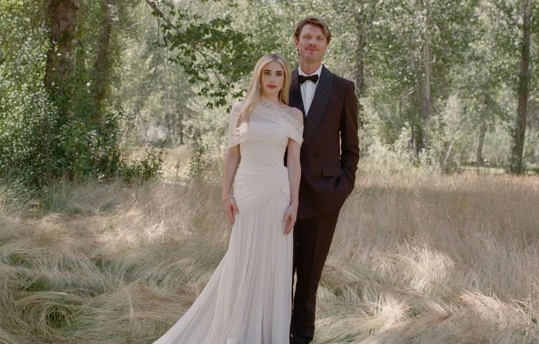 Emma Roberts explica escolha do vestido de noiva: 