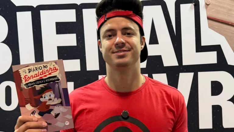 “Já passei pelo bullying”, diz Enaldinho ao lançar livro na Bienal de SP