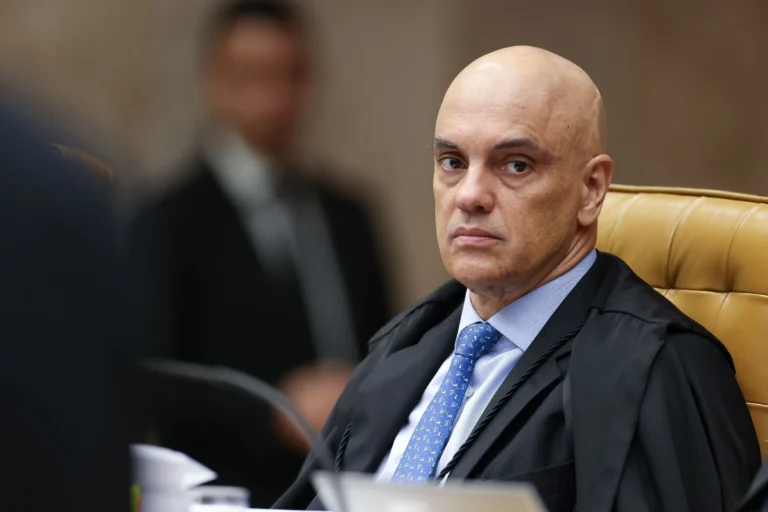 Editoriais de Estadão, Folha e Globo pedem saída de Moraes do STF
