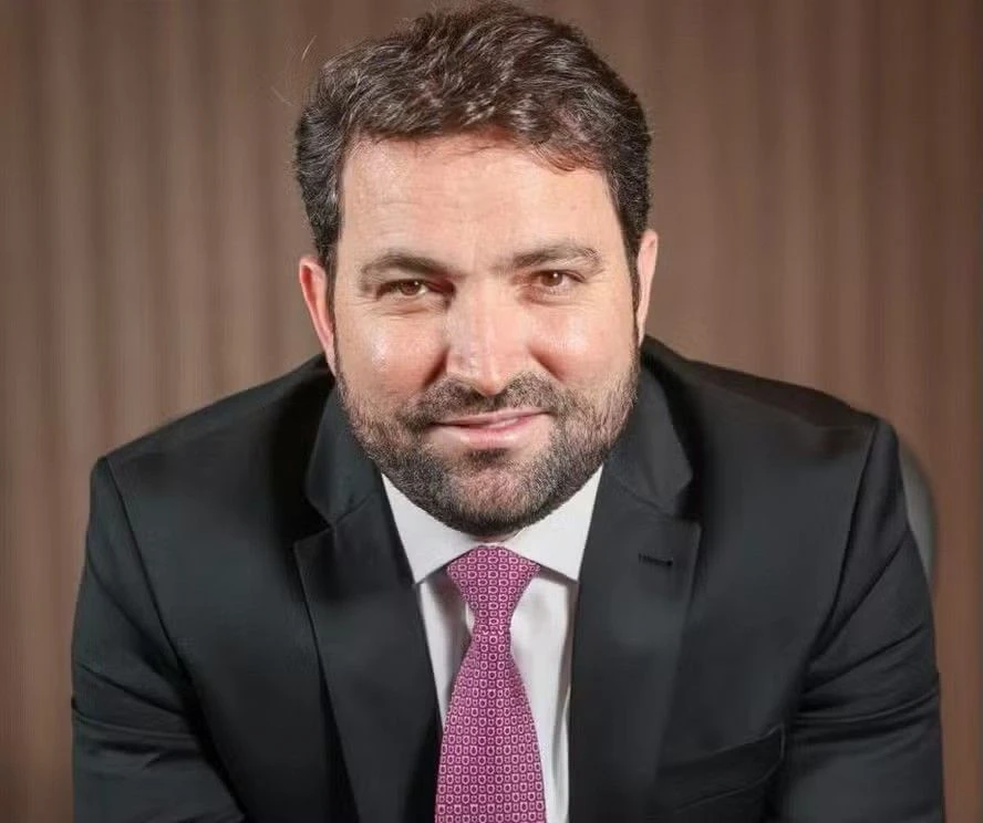 Quem é o advogado que diz ter bancado voo de Flávio em jato de Vorcaro