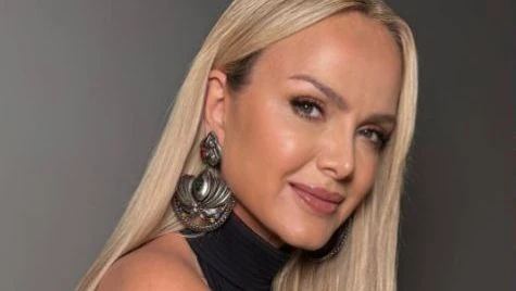 Eliana posa em clique raro ao lado do filho e altura impressiona