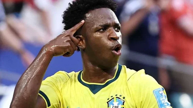 A fila andou? Vini Jr. é visto curtindo noite com mulheres após término com Virginia
