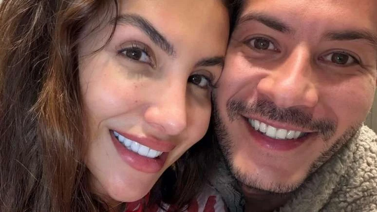Grávida, ex de Arthur Aguiar revela nome da filha e choca público: 'Feio e estranho'