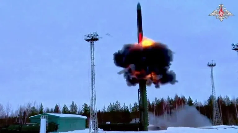 Rússia pede retomada urgente do diálogo nuclear estratégico com os EUA