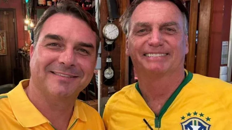 A 12 dias do segundo turno, Flávio visita Jair Bolsonaro em prisão domiciliar; veja