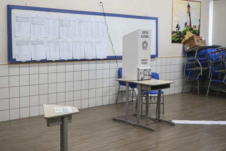 Deputados italianos criticam eventual interferência em eleição no Brasil