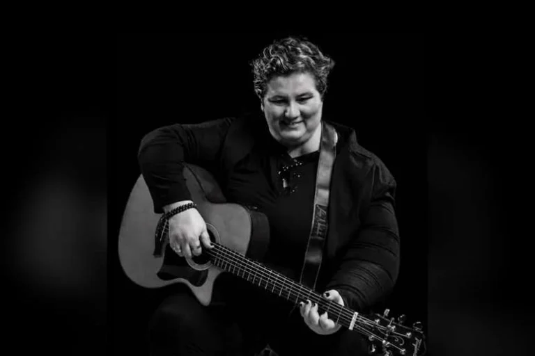 Morre a cantora Letícia Nicolielo, aos 48 anos, após enfrentar câncer raro