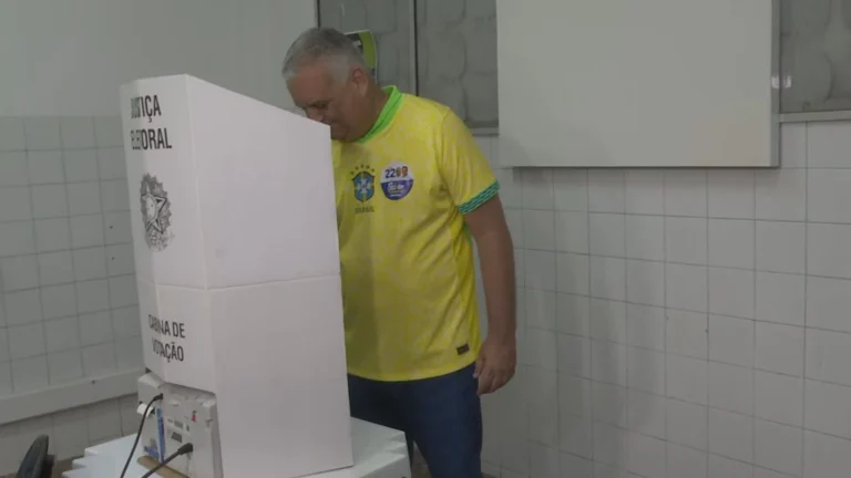 Alfredo Gaspar, vice de Flávio, vota no 2º turno em Alagoas