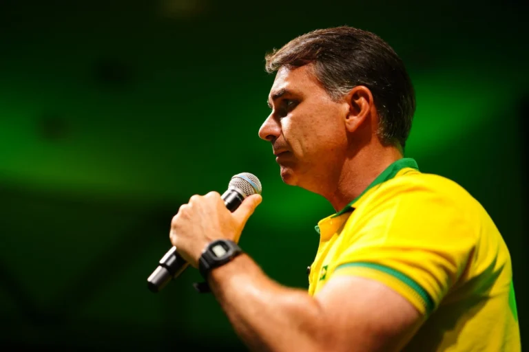 PF abre inquérito que apura relação de Flávio com alvo da Sem Desconto