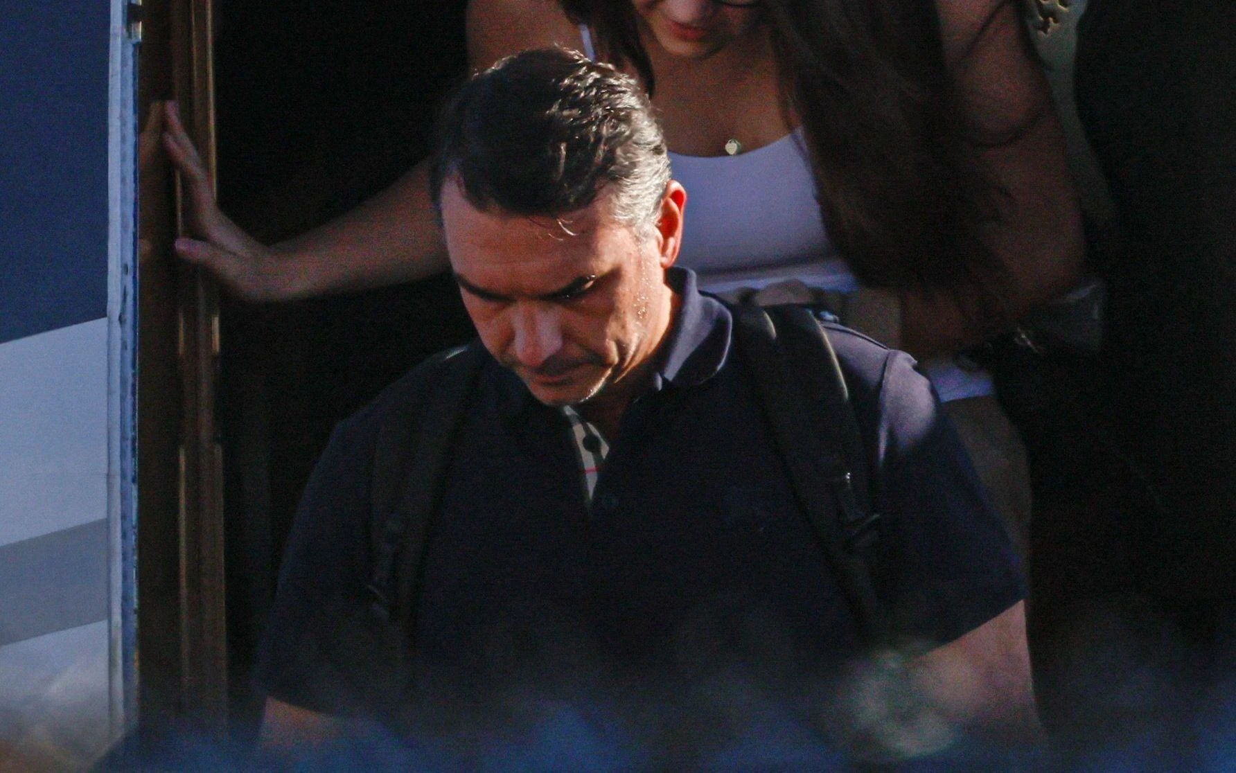 Entenda por que Flávio Bolsonaro não é considerado foragido