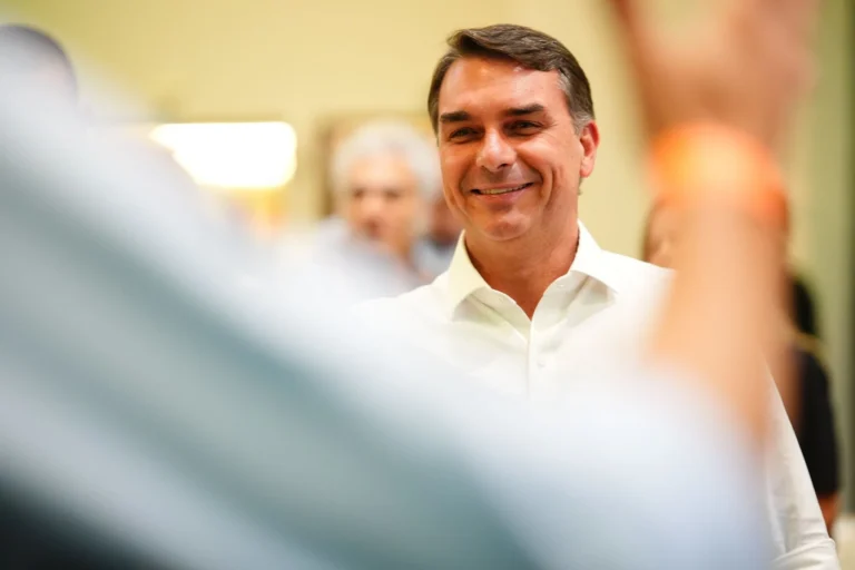 Waack: Pesquisas mostram inércia favorável a Flávio Bolsonaro