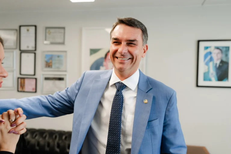 Flávio diz que usará maioria no Congresso para “mudar Constituição”