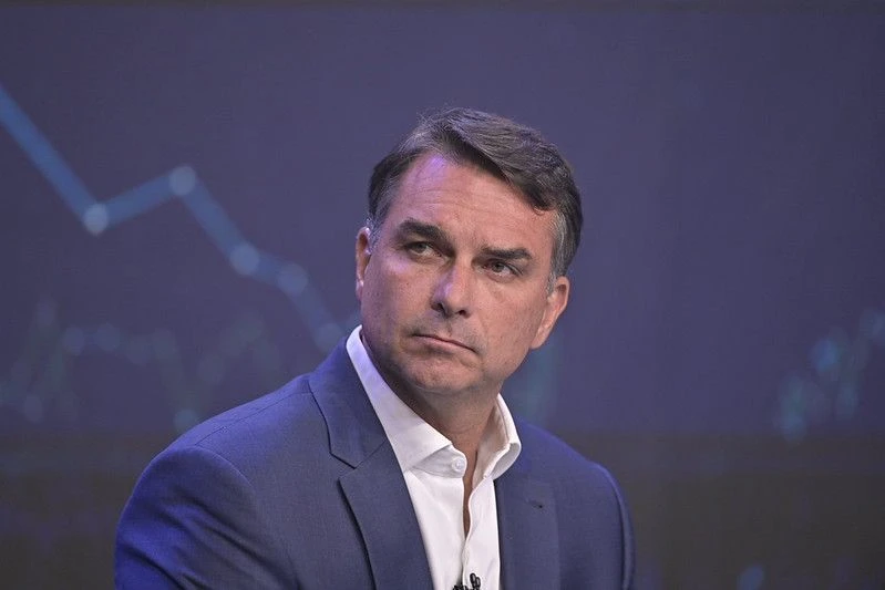 Flávio diz que vai aceitar desafio de Lula sobre quebra de sigilos