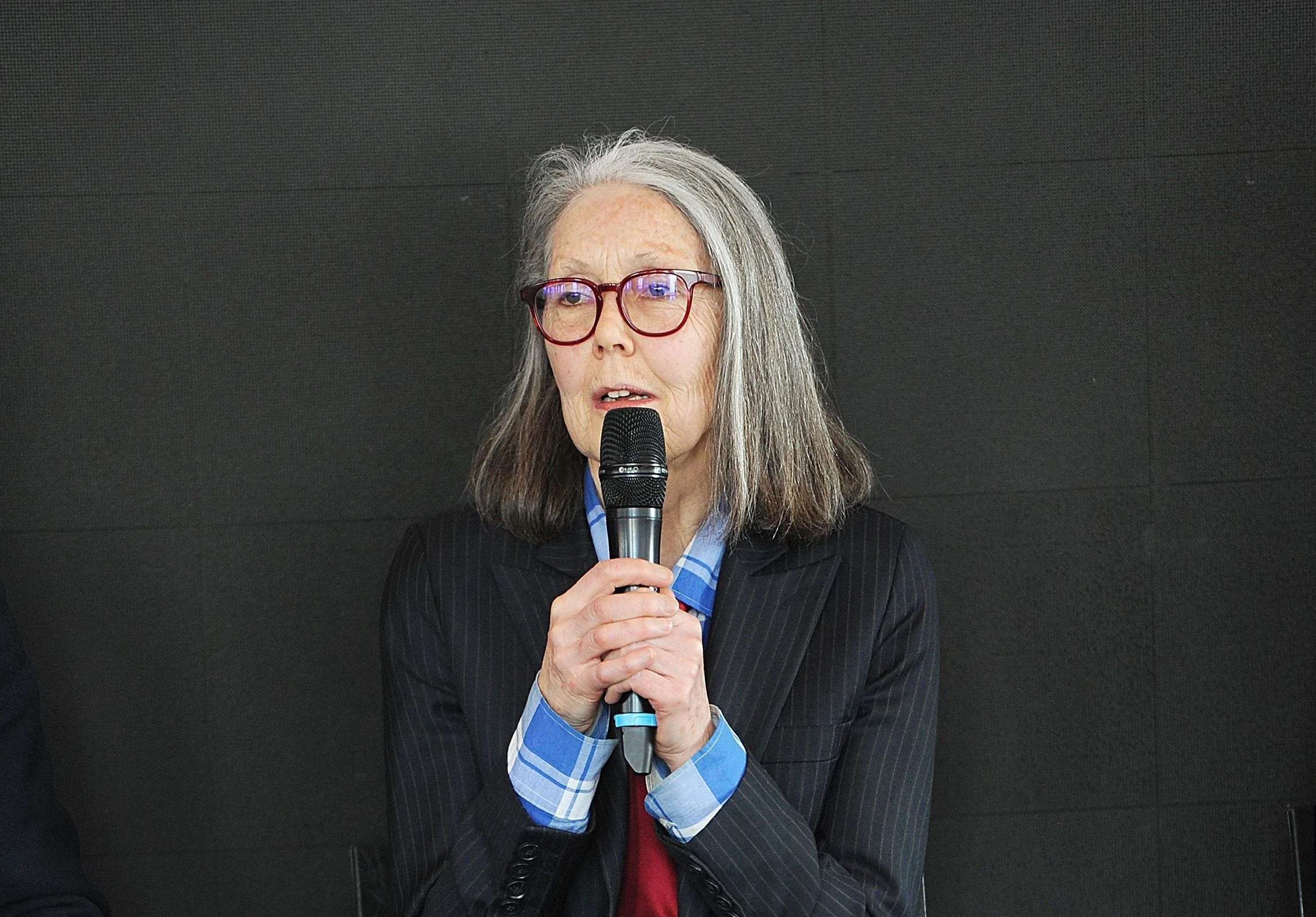 Anne Carson reage ao Prêmio Nobel de Literatura 2026; veja momento
