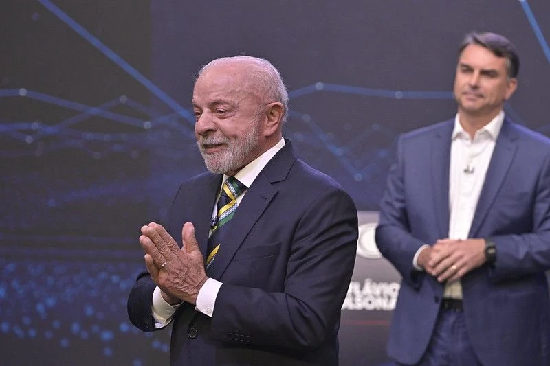 Após Flávio dizer que Lula não tem celular, presidente diz ter ganhado um