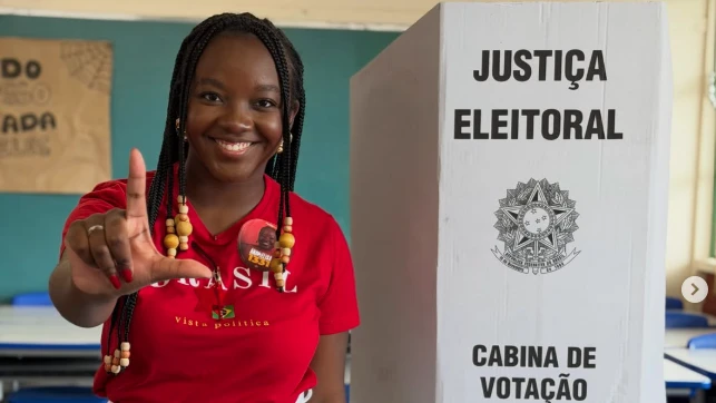 Deputada de 21 anos do PT-MG vira “símbolo” para energizar campanha de Lula