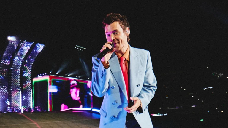 Em meio a turnê, Harry Styles viraliza ao ser flagrado em jogo da NBA; veja