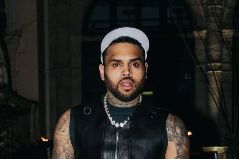 Chris Brown pode ser preso por agredir produtor com garrafa na cabeça em Londres; entenda