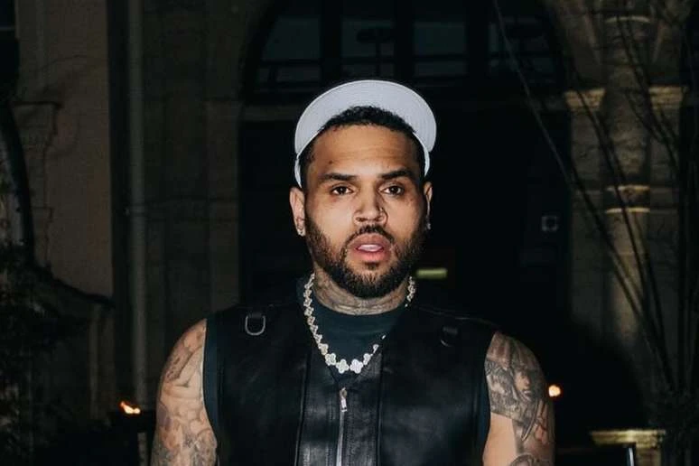Chris Brown pode ser preso por agredir produtor com garrafa na cabeça em Londres; entenda