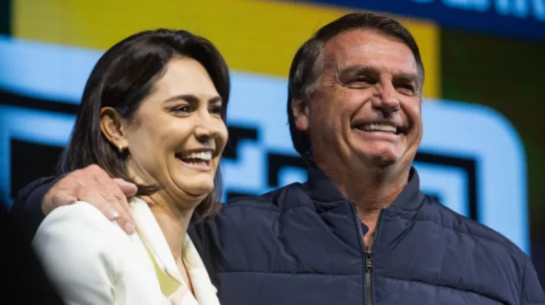Michelle não contesta urnas e manda recado de Jair Bolsonaro: ”Meu marido ressalta que é momento de união’