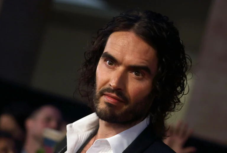Russell Brand é descrito como “predador sexual implacável” em julgamento