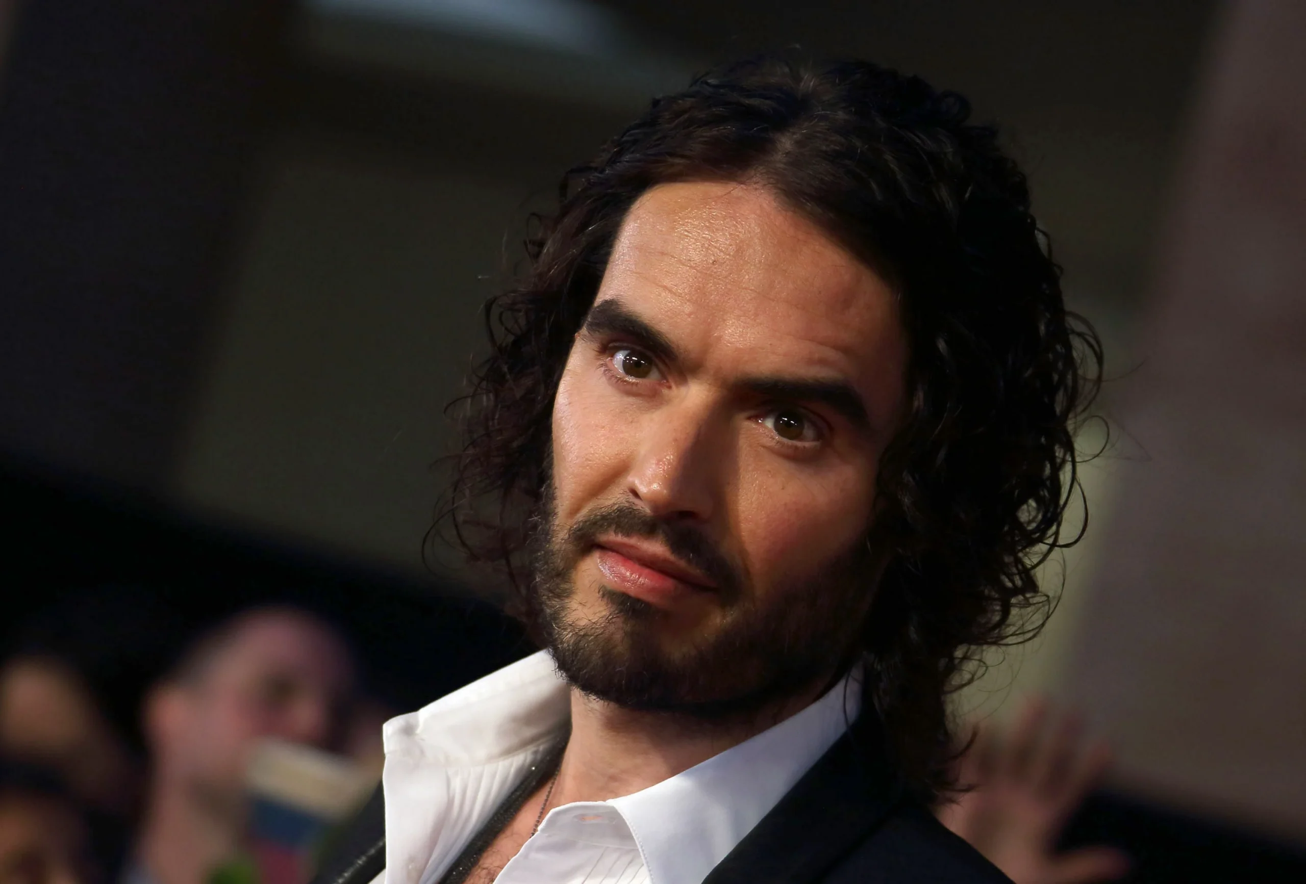 Russell Brand é descrito como 