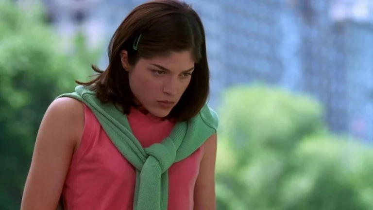 Presa por morder comissária, Selma Blair diz que teve emergência médica