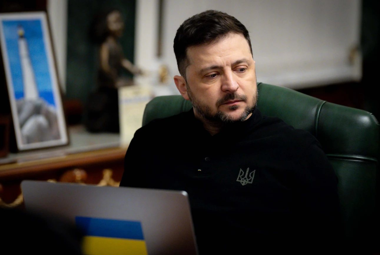 Zelensky anuncia retomada de ataques a refinarias russas e critica Trump
